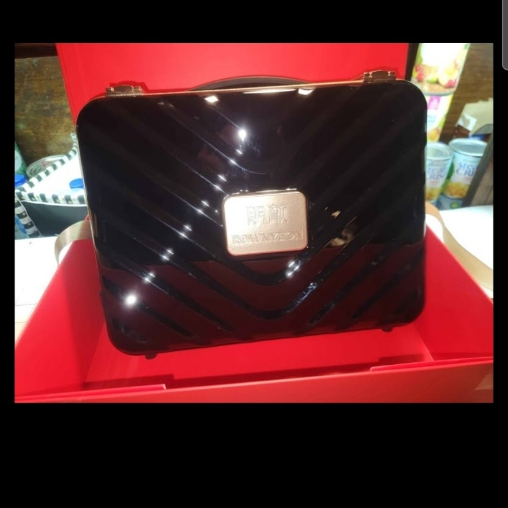 Chic Black Cosmetic Case